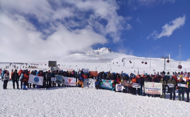 85 dağcı, çığ düşmesi sonucu hayatını kaybeden öğretim üyeleri için zirveye yürüdü