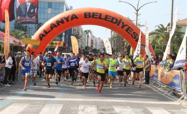 Alanya'da Atatürk için ödüllü koşu