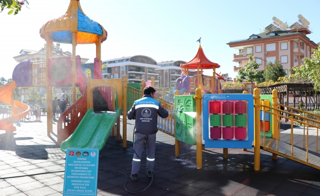 Alanya'da çocuk parklarında dezenfekte yapılıyor