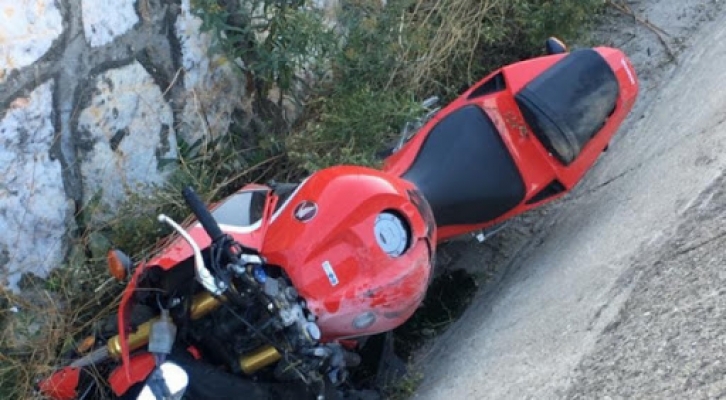 Alanya’da kaldırıma çarpan motosiklet sürücüsü yaralandı