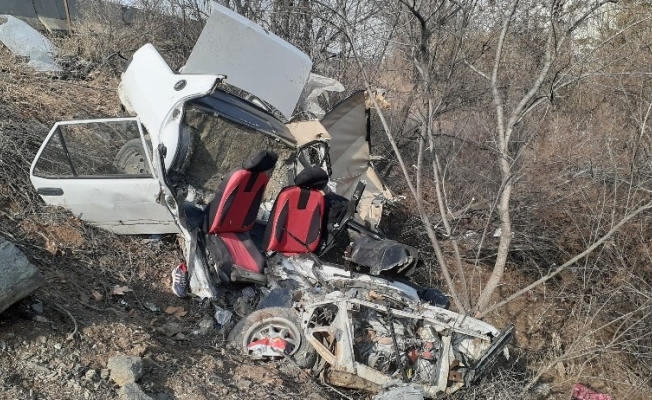 Ankara’da şarampole uçan araç paramparça oldu: 2 yaralı