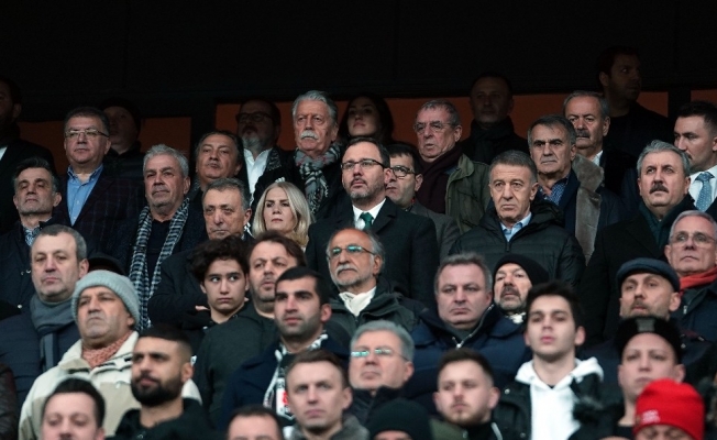 Bakan Kasapoğlu maçı başkanlarla izledi