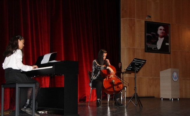 Bingöllü öğrenciler Elazığlı depremzedeler için konser verdi