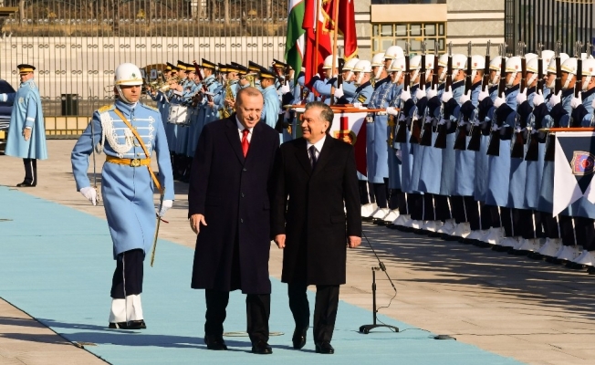 Cumhurbaşkanı Erdoğan, Özbek Cumhurbaşkanı Mirziyoyev’i resmi törenle karşıladı
