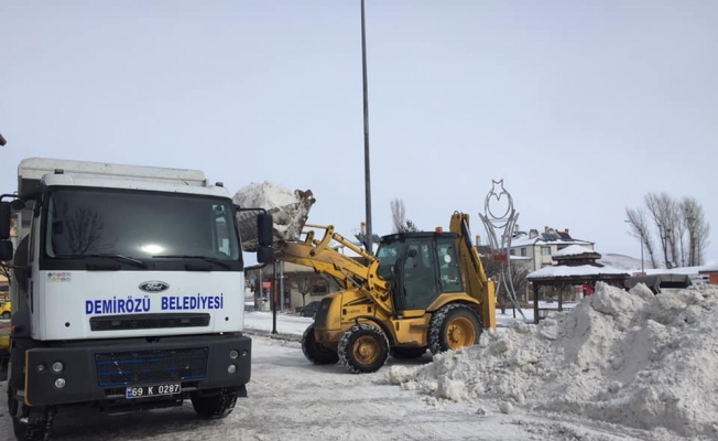 Demirözü’nde kar yığınları kamyonlarla ilçe dışına taşınıyor