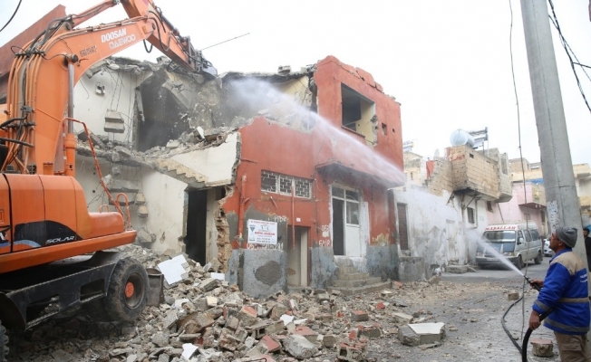 Haliliye’de metruk yapıların yıkımına başlandı