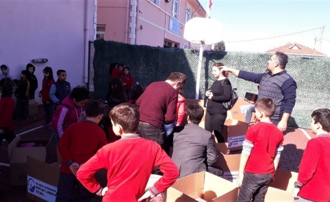 İlkokul öğrencileri depremzedeler için yardım topladı
