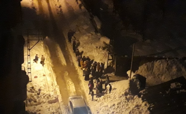 İran’daki deprem Hakkarili vatandaşları sokağa döktü