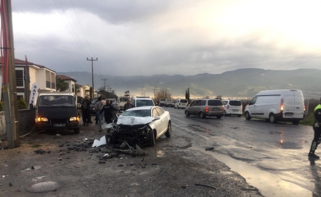 Kuşadası’nda trafik kazası: 1’i ağır 5 yaralı