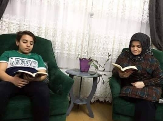 Öğrenciler velileriyle hergün yarım saat evde kitap okuyor