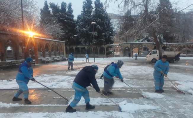 Şanlıurfa’da ekiplerin kar nöbeti devam ediyor