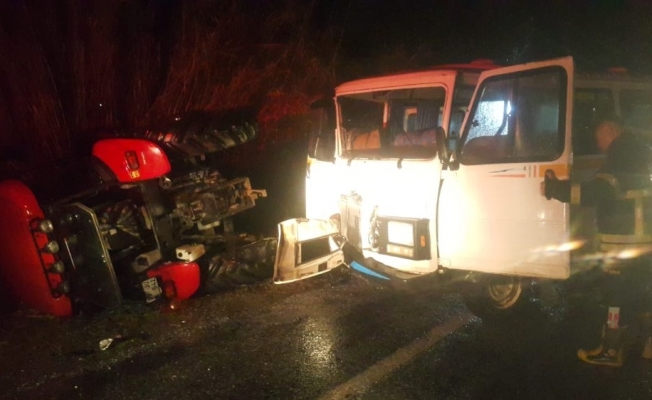 Söke’de minibüs ve traktör çarpıştı: 2 yaralı