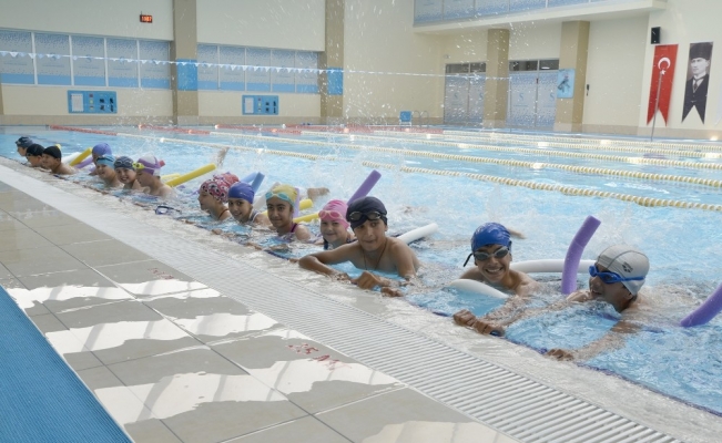 Su Sporları Merkezinde yüzme öğrenen çocuk sayısı bin 200’e ulaştı