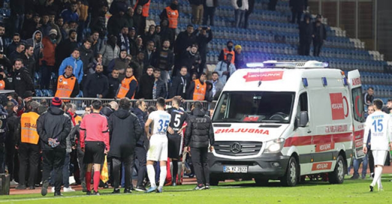 Süper Lig maçında büyük şok! Kalp krizi geçirip hayatını kaybetti