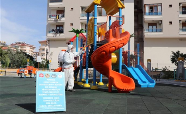 Alanya Belediyesi çocuk parklarını dezenfekte ediyor