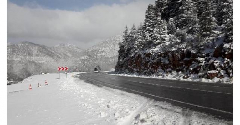 Alanya-Konya karayolu kar yağışına teslim oldu!