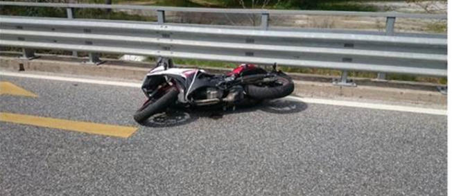 Alanya’da yola savrulan motosiklet sürücü yaralandı
