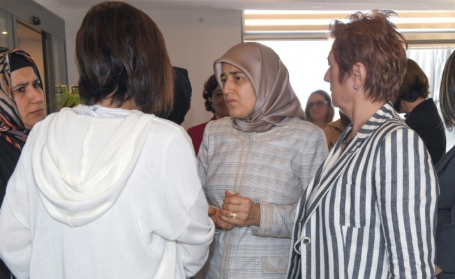 Demirtaş, Kadınlar Günü etkinliğinde kadınlarla bir araya geldi