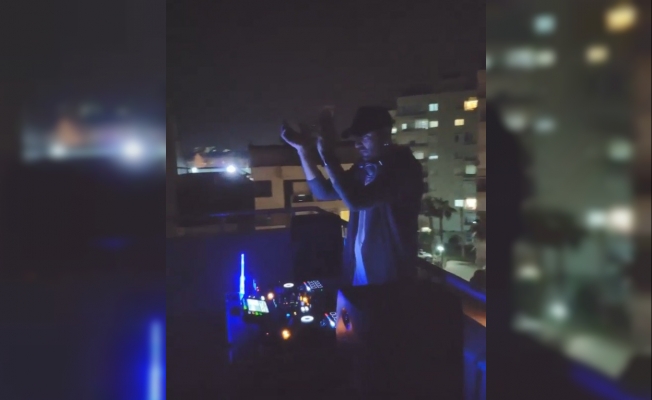 Bir DJ balkonuna kurduğu ses sistemiyle Antalya sokaklarını adeta inletti
