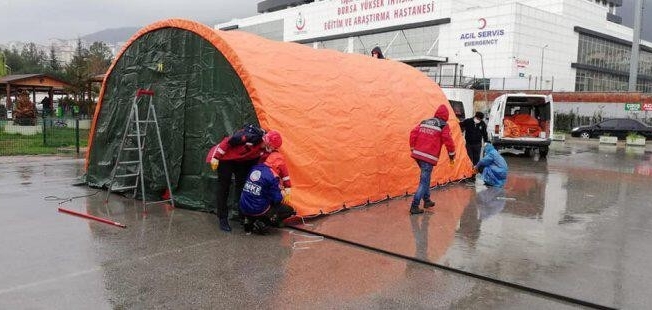 Bursa’da hastane bahçesine acil müdahale çadırları kuruldu