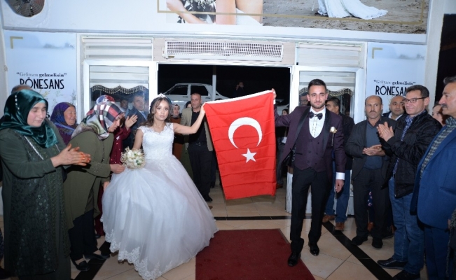 Düğünlerinde İdlib şehitlerini unutmadılar