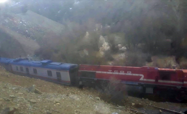 Elazığ’a heyelan nedeniyle tren yoldan çıktı, facia ucuz atlatıldı