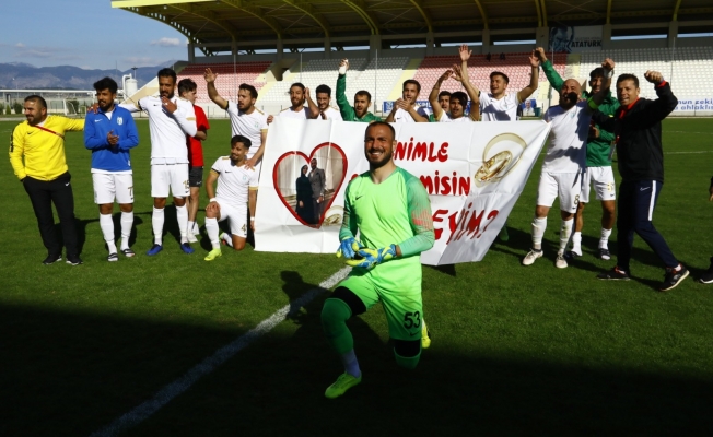 Futbolcu genç saha içinde, kız arkadaşına pankartlı evlilik teklifi yaptı