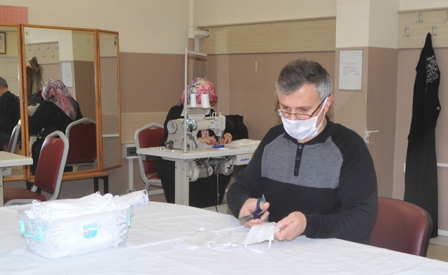 Gönüllü öğretmenler, okulda ürettikleri maskelerle korona virüsüyle mücadeleye destek veriyor