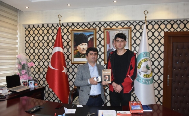 İstiklal Marşı okuma yarışmasındaki ödülünü Mehmetçiğe bağışladı