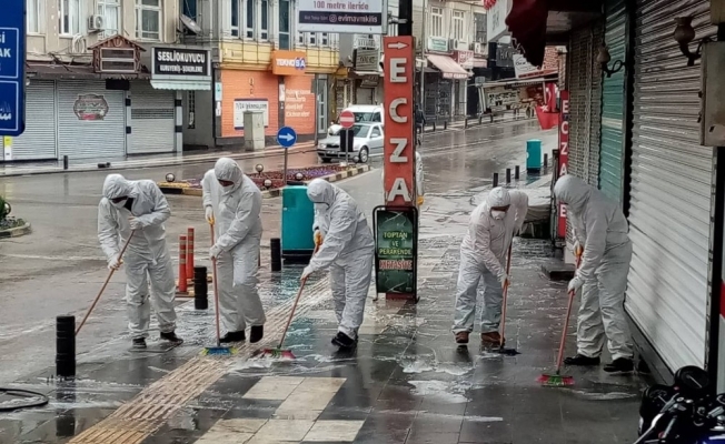 Kilis Belediyesi caddeleri sabunlu suyla yıkadı