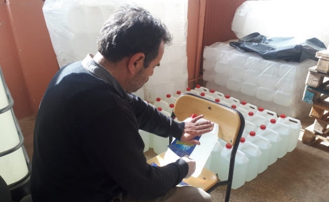 Kırşehir, Mesleki ve Teknik Anadolu Lisesinde Covid-19’a karşı dezenfektan üretimi yapılıyor