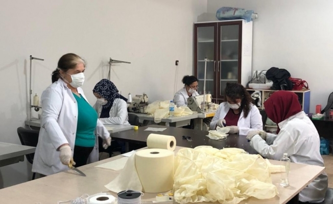 Kızıltepeli gönüllü kadınlar sağlık çalışanları için maske üretiyor