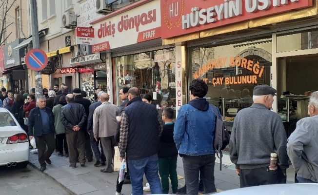 Kolonya dükkanlarında korona virüsü yoğunluğu