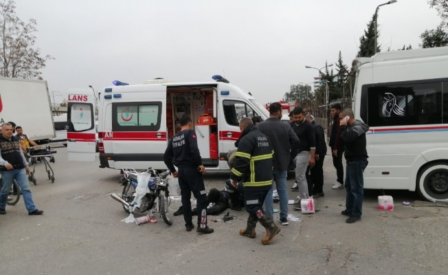 Motosiklet minibüse çarptı: 2 yaralı