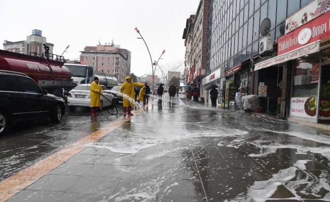 Muş’taki cadde ve kaldırımlar köpüklü ve tazyikli suyla yıkanıyor