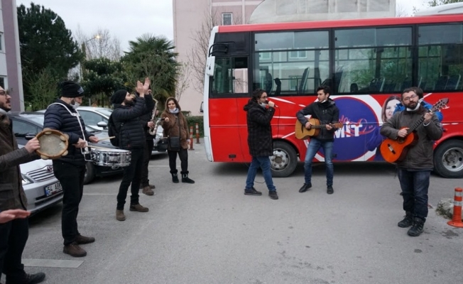 Müzik grubu sokaklarda ve mahallerde müzik çalıp şarkı söyleyerek ilerliyor