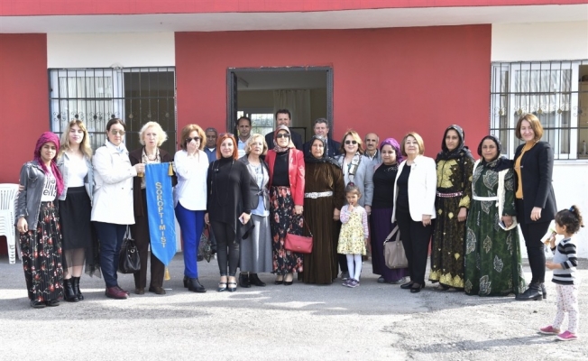 Okuma yazma kursunu tamamlayan kadınlara sertifikaları verildi