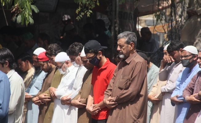 Pakistan camilerde cemaatle kılınan namazları yasakladı