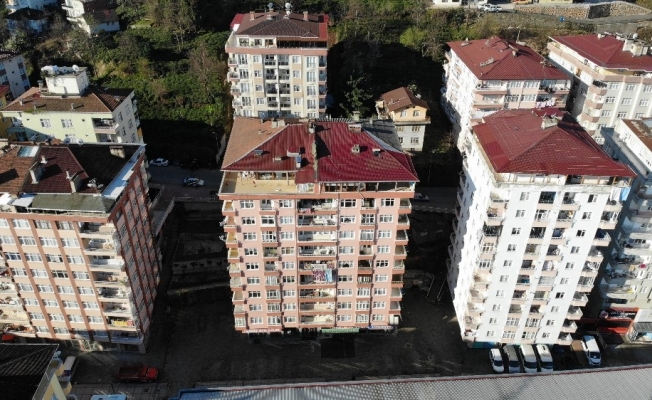 Rize’de tahliye edilen 10 katlı bina havadan görüntülendi