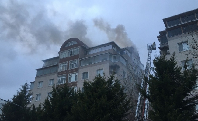 Sancaktepe’de korkutan yangın: Çatı katı alev alev yandı