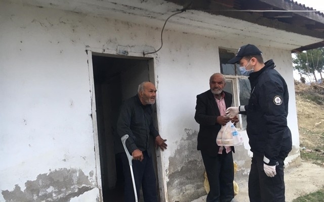Sinop’ta polis, 65 yaş üstü kardeşler için odun kırarak soba yaktı