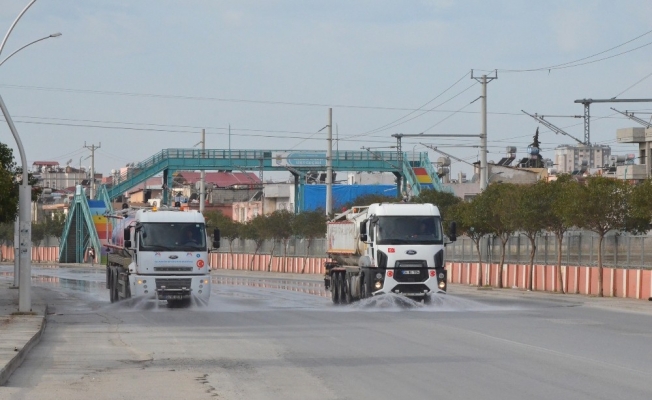 Tarsus’ta caddeler dezenfekte ediliyor