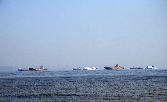 Tersanelere gelen gemiler Altınova açıklarında bekliyor