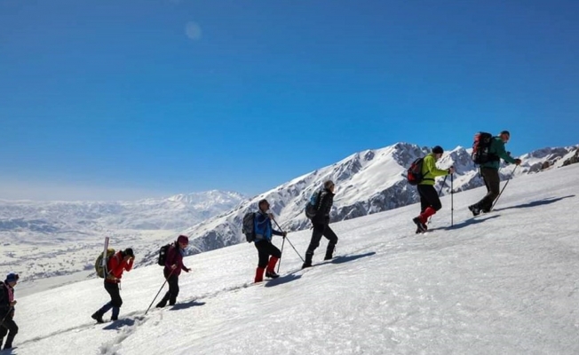 Tunceli’de 9 kişilik ekip, karla kaplı Munzur Dağları’na tırmandı
