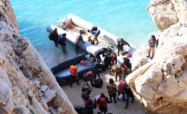 Türk sahil güvenlik botlarını gören Yunan botları, aldıkların göçmenlerin botunun anahtarını geri verdi