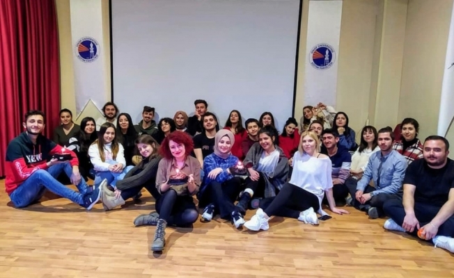 Üniversite öğrencilerinden &quot;evde kal&quot; mesajı