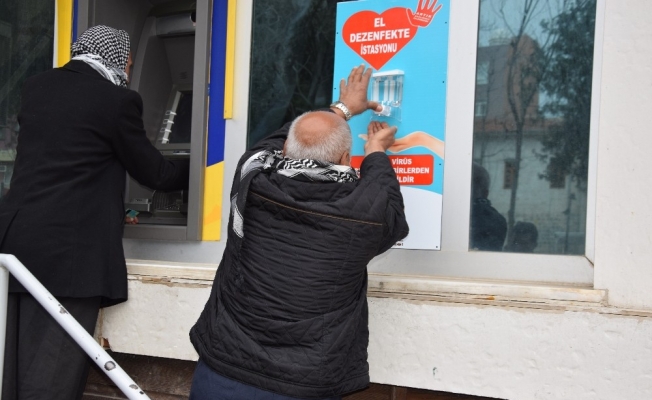 Viranşehir’de bankaların önüne dezenfekte istasyonu