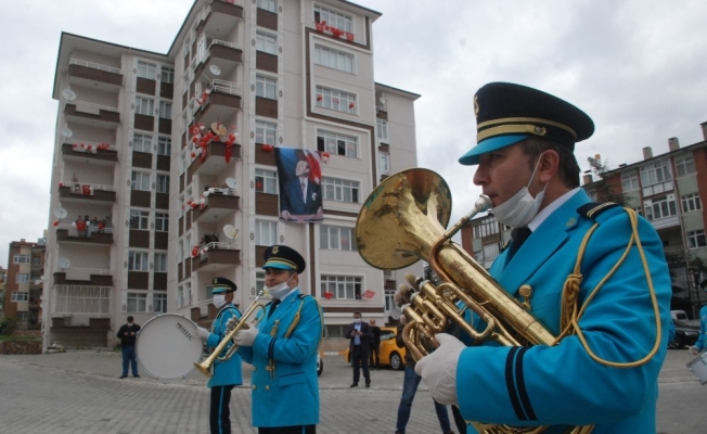 23 Nisan’ı bando eşliğinde balkondan kutladılar