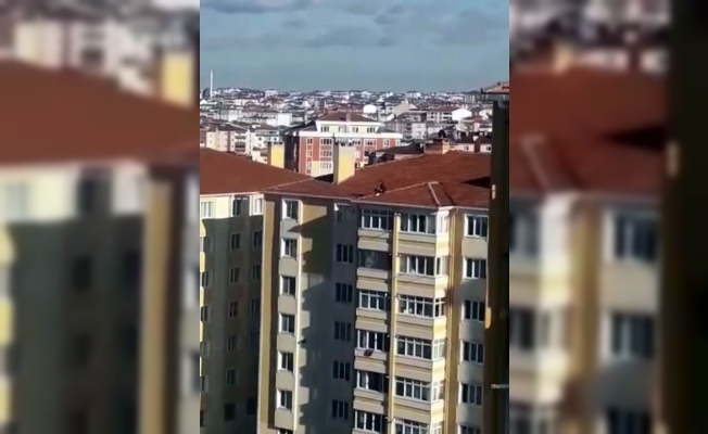 7 katlı binanın çatısına çıkan çocuk yürekli ağza getirdi