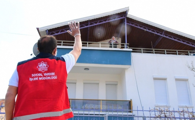 Aksaray Belediyesi evden çıkamayanların temel ihtiyaçlarını karşılıyor